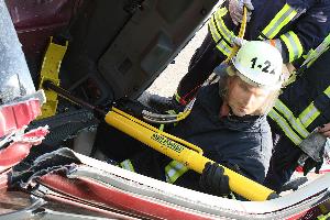 Bild: Einsatz eines Rettungszylinders nach einem Verkehrsunfall