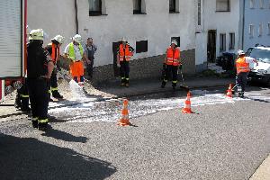 Bild: Mit Bindemitteln wurde die Fahrbahn gereinigt