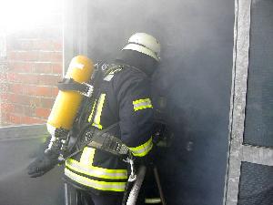 Bild: Verrauchung aus der Nebelmaschine und echtes Feuer im Übungsraum erwarten die Seminarteilnehmer bei insgesamt sieben verschiedenen Szenarien.