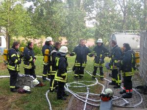 Bild: Nach jeder der sieben Einsatzübungen steht eine Nachbesprechung mit den Trainern an.