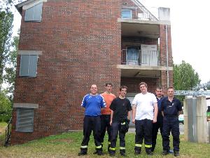 Bild: Die Lehrgangsteilnehmer der Feuerwehr Eppelborn vor dem Brandübungshaus an der Feuerwehrschule des Saarlandes.