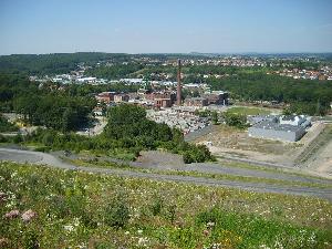 Bild: Blick von der Sommeralm auf das alte Bergwerk und den Gondwana-Park (Foto: Hans-Werner Guthörl)