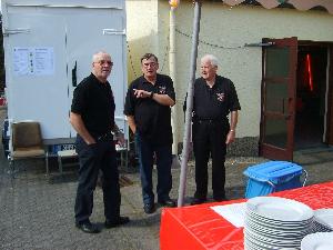 Bild: Gotthard Detzler, Hans-Peter Becker und Fred Bock nutzen eine kleine Verschnaufpause für ein Schwätzchen. Die Kameraden der Alterswehr und ihre Frauen haben viel geleistet. (Foto: Hans-Werner Guthörl)