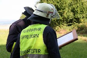 Bild: Der Einsatzleiter verschafft sich mit Kartenmaterial einen Überblick