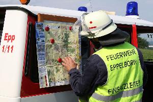 Bild: Der Einsatzleiter beim Planen des Einsatzes am Einsatzleitwagen