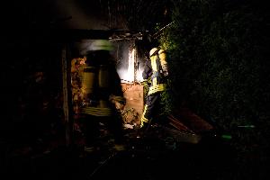 Bild: Nachlöscharbeiten unter Atemschutz