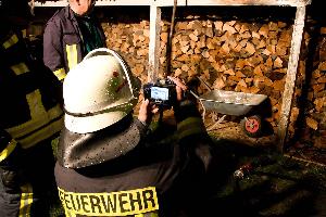 Bild: Kontrolle der Einsatzstelle mit der Wärmebildkamera