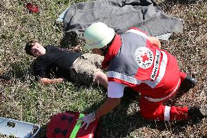 Bild: Erstversorung eines gestürzten Radfahrers