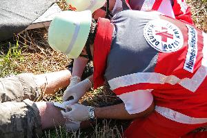 Bild: Erstversorung eines gestürzten Radfahrers