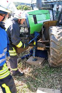 Bild: Mit einer Stockwinde wird der Traktor angehoben