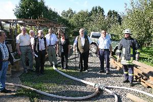 Bild: Bürgermeister Fritz Hermann Lutz sowie zahlreiche Ortsvorsteher und Lokalpolitiker sahen sich die einzelnen Stationen der Übung an