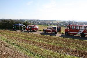 Bild: Die Einsatzleitung hatte auf der Zufahrtstraße Position bezogen