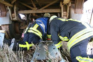 Bild: Einer der Radfahrer wird unter dem Anhänger befreit