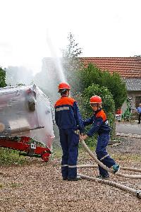 Bild: Löschangriff an der Jahresabschlussübung der Jugendfeuerwehr in Macherbach