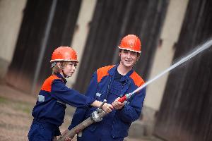 Bild: Löschangriff an der Jahresabschlussübung der Jugendfeuerwehr in Macherbach