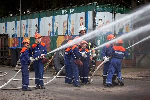 Bild: Löschangriff an der Jahresabschlussübung der Jugendfeuerwehr in Macherbach