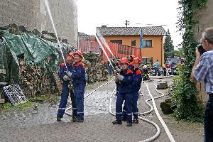 Bild: Löschangriff an der Jahresabschlussübung der Jugendfeuerwehr in Macherbach