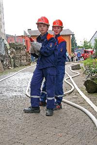 Bild: Löschangriff an der Jahresabschlussübung der Jugendfeuerwehr in Macherbach
