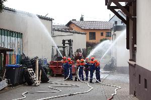 Bild: Löschangriff an der Jahresabschlussübung der Jugendfeuerwehr in Macherbach