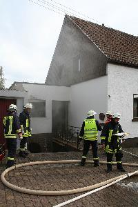 Bild: Rauch quillt aus dem Eingangsbereich des Wohnhauses