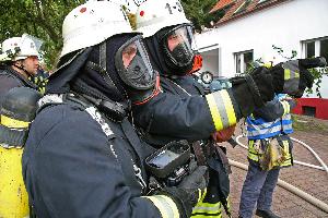 Bild: Atemschutztrupp mit Wärmebildkamera vor dem Gebäude in der Marienstraße