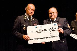 Bild: Alterswehrpräsident Hans-Jürgen Olliger konnte sich über einen Scheck in Höhe von 200 Euro für die Alterswehr freuen