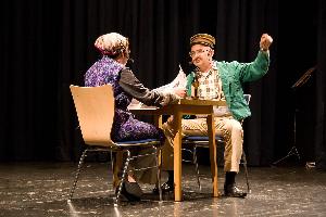 Bild: Hiltrud Becker und Christian Holz bei einem Sketch am Familienabend in Eppelborn