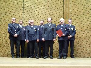Bild: Geehrte und beförderte Kameraden des Löschbezirks Wiesbach: (v.l.n.r. Löschbezirksführer G. Neu, Wehrführer H.-J. Recktenwald, OLM Albert Kiefer, HLM Herbert Hahn, OBM Rudi Raber, BM Stephan Rein, HFM Peter Bethscheider und Horst Malter, Vorsitzender des Kreisfeuerwehrverbandes Neunkirchen e.V.)
