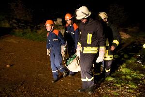 Bild: Eine verletzte Person wird mit einem Tragetuch gerettet