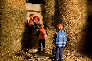 Bild: Jugendfeuerwehrleute bei der Rettung eines Verletzten