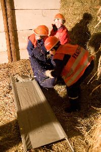 Bild: Jugendfeuerwehrleute bei der Rettung eines Verletzten