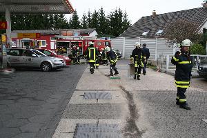 Bild: Bei der Ausfahrt an der Tankstelle wurde das tiefergelegte Fahrzeug beschädigt und verlor Motoröl