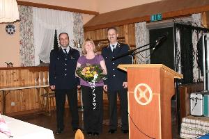 Bild: Löschbezirksführer Bernd Detzler (re.) bedankt sich Thorsten Fuchs (li.)für 10 jahre Gerätewart, und bei Heike Blum (m.) für die Festschrift "100 Jahre Löschbezirk Dirmingen 2010" (Foto: Heike Blum)