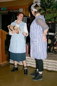 Bild: Nadja erhält von Anja wertvolle ärztliche Tips (Foto: Heike Blum)