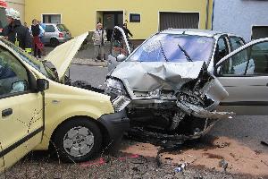 Bild: An beiden Unfallfahrzeugen entstand Totalschaden