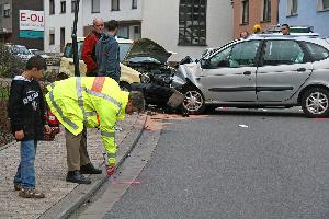 Bild: Polizei bei der Unfallaufnahme