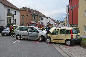 Bild: Die Dirminger Straße musste während der Rettungs- und Bergungsarbeiten für rund 2,5 Stunden voll gesperrt werden