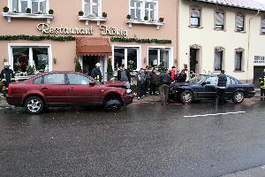 Bild: Die Fahrzeuge wurden bei dem Unfall erheblich beschädigt