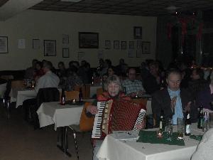 Bild: für musikale Unterhaltung zum Nikolausbesuch sorgte Rosmarie Zapp mit ihrem Akkordeon