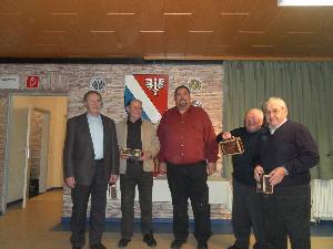 Bild: wurden für 40, 45, 50 und 60 Jahre Mitgliedschaft in der Feuerwehr Habach geehrt:
vl.n.r.: Naumann Helmut, Scholtes Herbert, Löschbezirksführer Rainer Becker, Bruckhaus Horst und Brill Emil