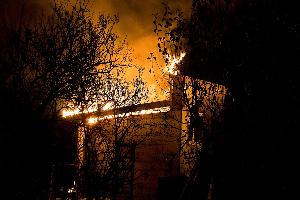Bild: Im Bereich der Terrasse war das Feuer ausgebrochen und hatte bereits auf den Dachstuhl übergegriffen
