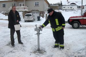 Bild: Ein zugedeckter Hydrant auf der Straße in einem Neubaugebiet. Dadurch, dass das Hinweisschild an einem Mast etwas verdreht war, dauerte es fast 10 Minuten, bis der zugedeckte Hydrant gefunden wurde. Spontan hat sich ein benachbarter Hausbewohner bereit erklärt, mit ein wenig Streusalz diese Löschwasser-Entnahmemöglichkeit frei zu machen. Dafür herzlichen Dank!