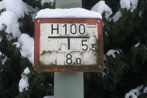 Bild: Sehr wichtig: das Hydrantenhinweisschild. Damit erkunden Feuerwehrleute im Einsatz die Löschwasserentnahmestelle. Hier hat die Wasserleitung einen Durchmesser von 100 mm. Der "Standortkoordinaten" dieses Hydranten sind: 8 m vom Schild sich entfernen, dann 5,5 m nach recht gehen.