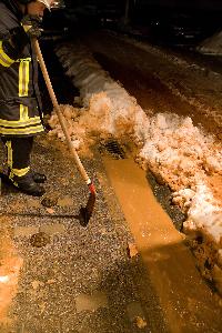 Bild: Mit Schaufeln mussten Kanaleinläufe von Schnee befreit werden, damit das Wasser bei den herrschenden Minustemperaturen nicht auf der Straße gefror