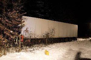Bild: In einem Wald neben der Autobahn kam der Sattelzug zum Stehen