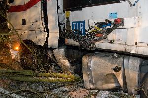 Bild: Die Zugmaschine wurde bei dem Unfall erheblich beschädigt