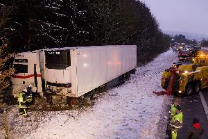 Bild: Mit einer starken Seilwinde zieht ein Bergungsunternehmen das verunfallte Fahrzeug wieder aus dem Wald