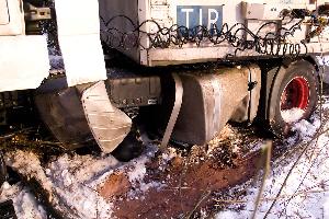 Bild: Ein mehrere hundert Liter fassender Dieseltank wurde bei dem Unfall beschädigt