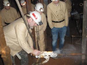 Bild: Beim Sprengloch bohren (Foto: Harald Bartsch )