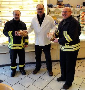 Bild: Die Löschbezirksführer Wolfgang Braun (links, Bubach-Calmesweiler) und Klaus Theis (links, Macherbach) zusammen mit Dieter Klose